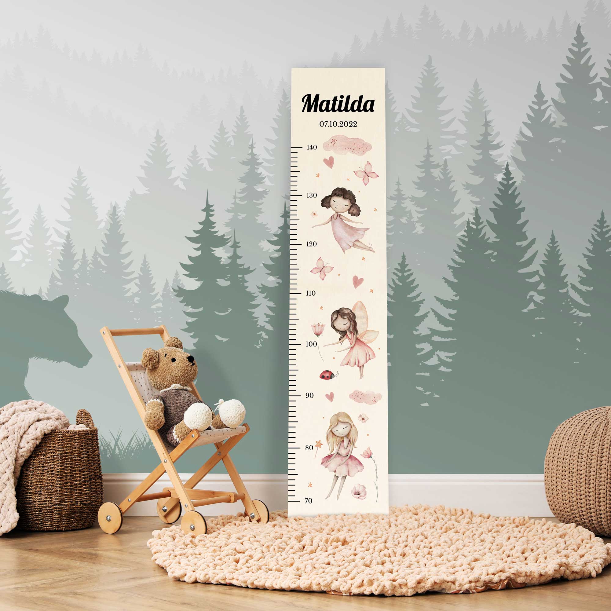 Personalisierte Messlatte aus Holz für Mädchen mit Feen vor einer Kinderzimmerwand. Personalisierte Messlatte aus Holz für Mädchen mit Feen vor einer Kinderzimmerwand.