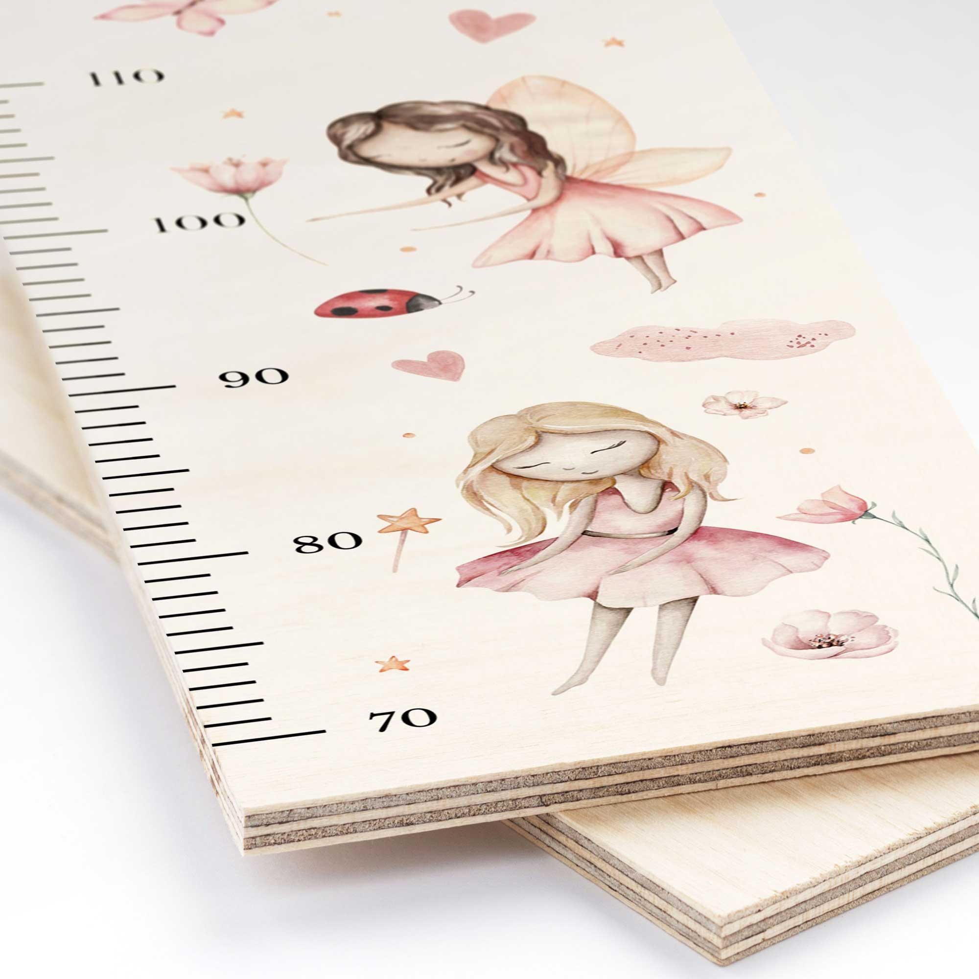 Detailansicht der personalisierten Messlatte aus Holz mit Feenmotiv Detailansicht der personalisierten Messlatte aus Holz mit Feenmotiv