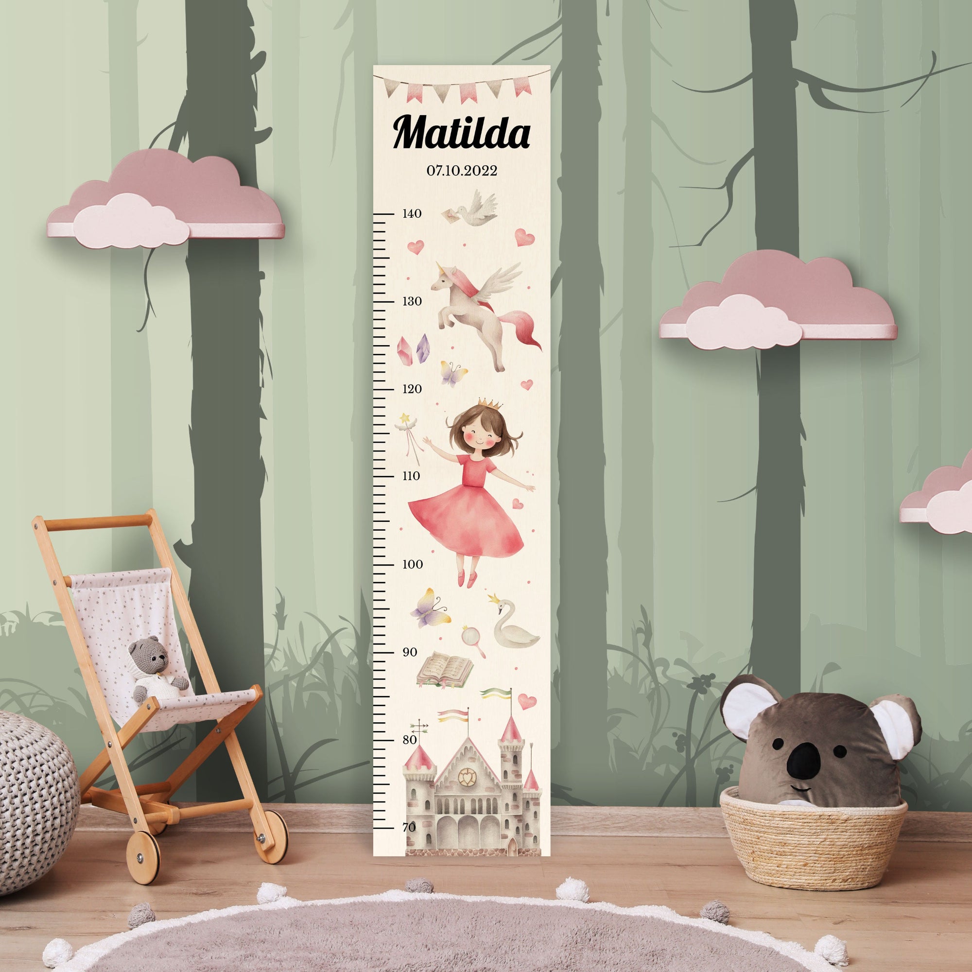 Personalisierte Messlatte aus Holz für Mädchen mit Prinzessin und Einhorn Motiv vor einer Kinderzimmerwand. Personalisierte Messlatte aus Holz für Mädchen mit Prinzessin und Einhorn Motiv vor einer Kinderzimmerwand.