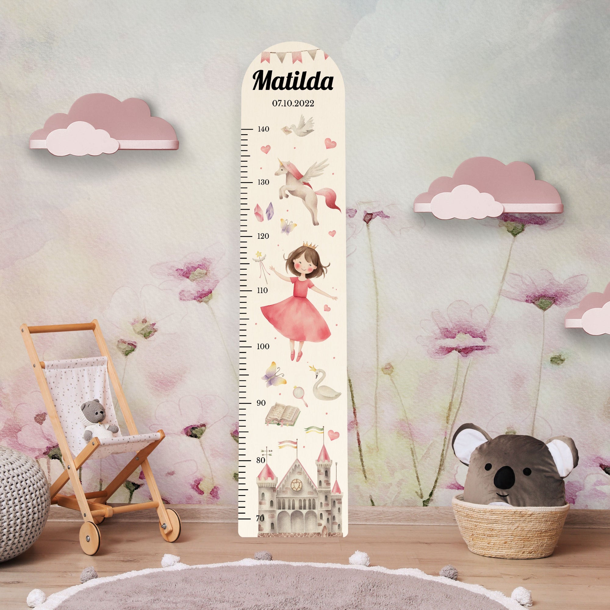 Personalisierte Messlatte aus Holz für Mädchen mit Prinzessin und Einhorn Motiv vor einer Kinderzimmerwand. Personalisierte Messlatte aus Holz für Mädchen mit Prinzessin und Einhorn Motiv vor einer Kinderzimmerwand.