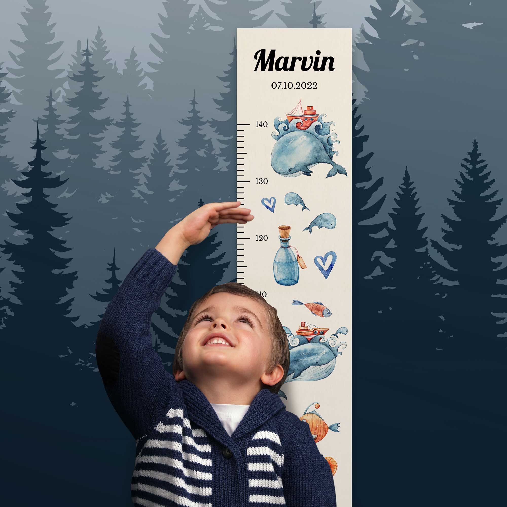 Junge steht vor der personalisierten Messlatte und misst seine Größe. Junge steht vor der personalisierten Messlatte und misst seine Größe.