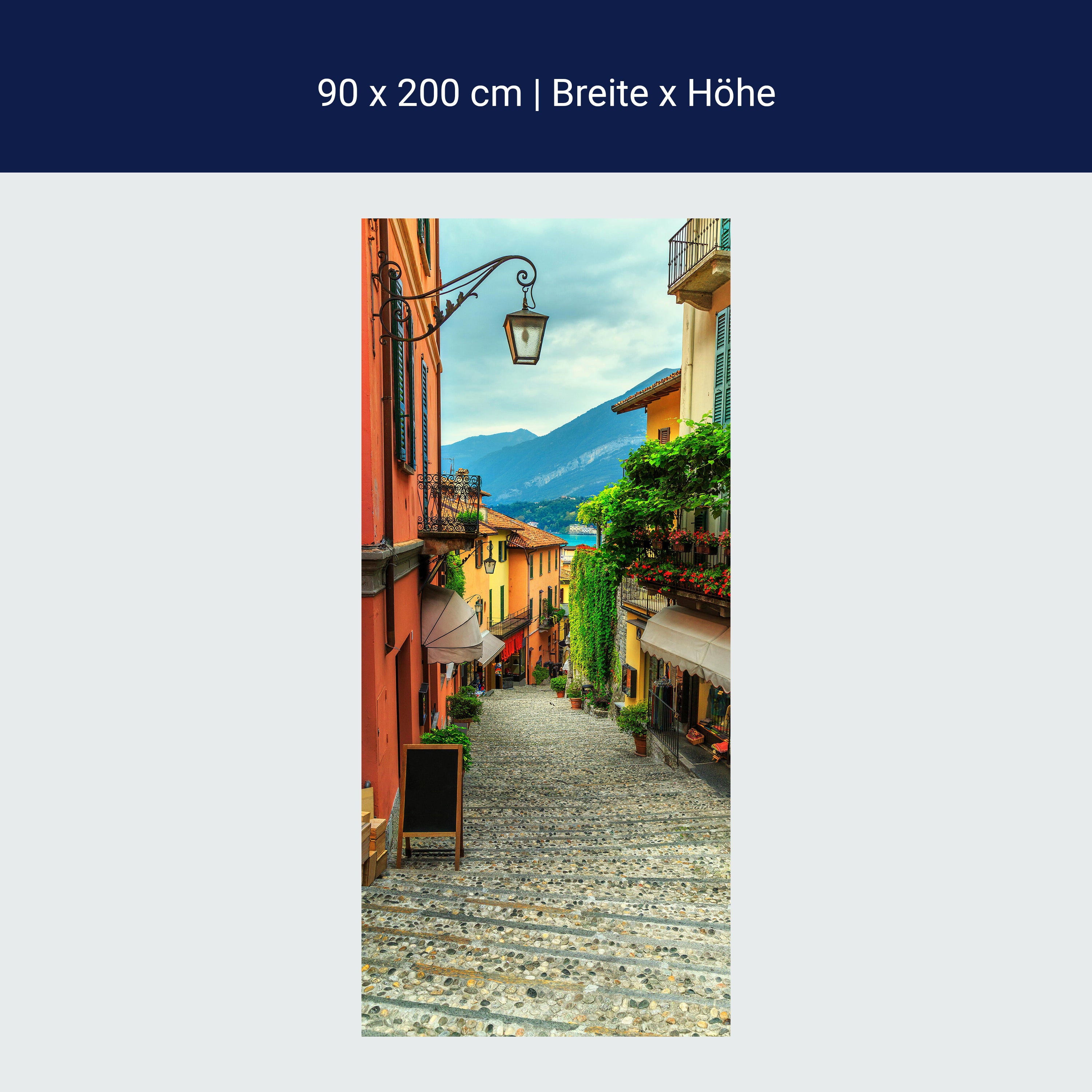 Türtapete Gasse mit Blick auf Berge & See, Italien M1336 Türtapete Gasse mit Blick auf Berge & See, Italien M1336