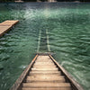 Türtapete Holz-treppe im See, Berge, Gebirge M1125