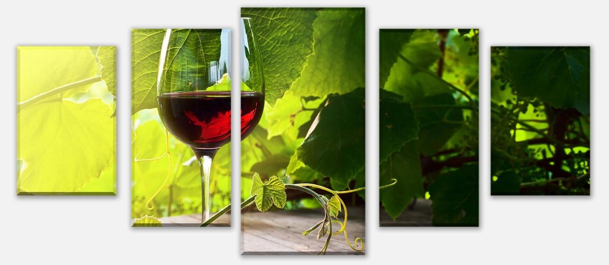 Leinwandbild Mehrteiler Glas mit Rotwein im Weinberg M0830 entdecken - Bild 1