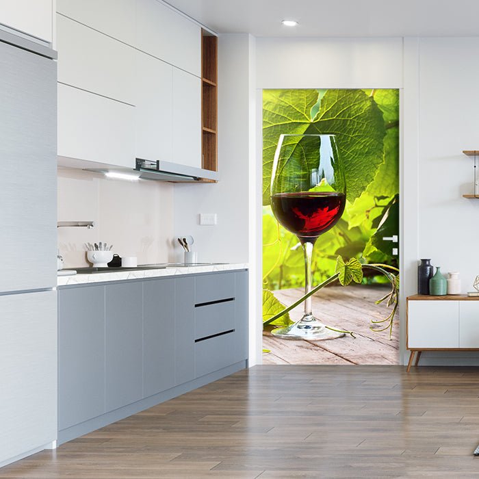 Türtapete Glas mit Rotwein im Weinberg M0830 - Bild 1
